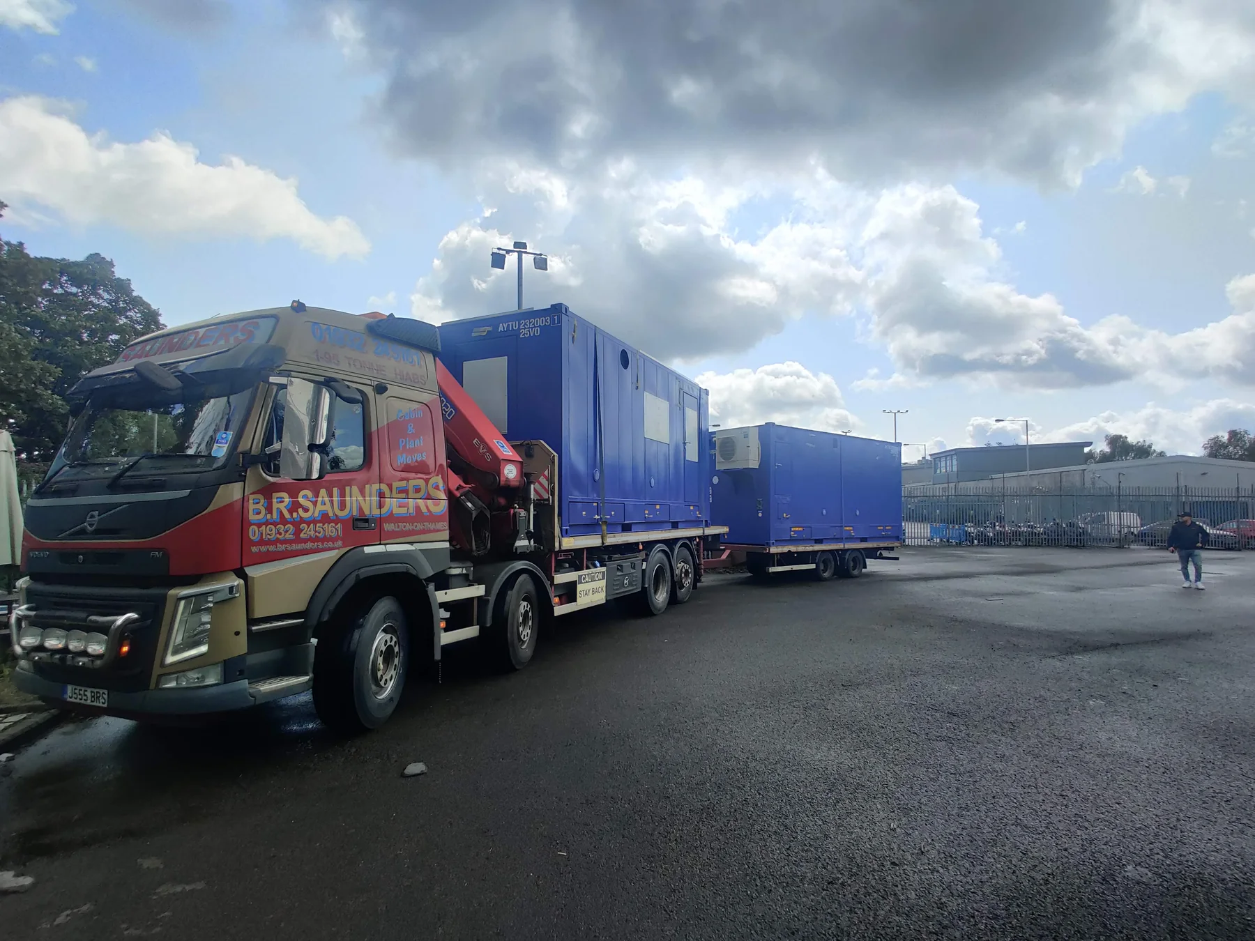 REEF modular kitchen units arriving at the site on delivery vehicles